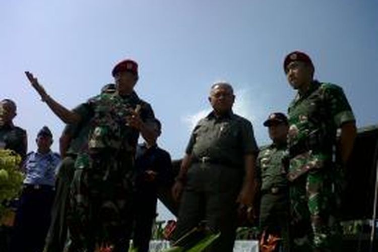 Menteri Pertahanan Purnomo Yusgiantoro meninjau simulasi latihan bersama penanggulangan teroris di Indonesian Peace and Security Center (IPSC), Sentul, Bogor, Selasa (3/9/2013), jelang penyelenggaraan latihan bersama penanggulangan terorisme dalam rangkaian Asean Defence Minister Meeting Plus Counter Terorism Exercise (CTx ADMM Plus).