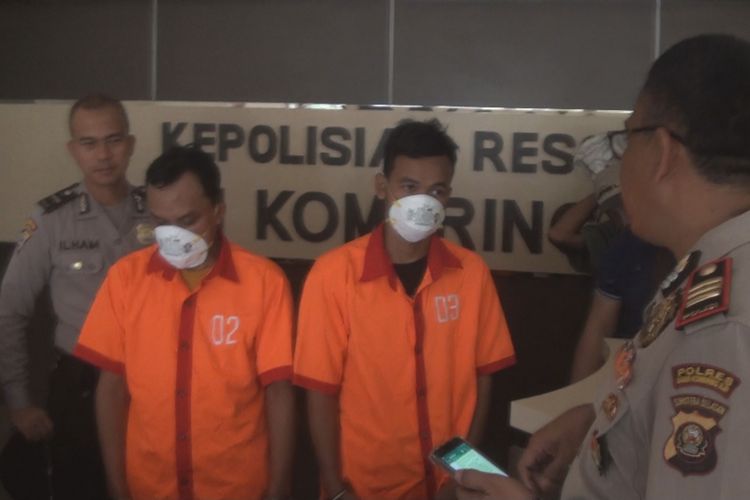 Kapolsek Pedamaran AKP Bambang Sumantri mengintrogasi kedua pelaku peredaran uang palsu di wilayahnya di Kecamatan Pedamaran OKI 