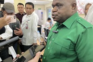 Jenguk Korban Keracunan MBG, Pigai: Kalau Sudah Sembuh Kembali Sekolah Biar Bisa Jadi Menteri Seperti Saya