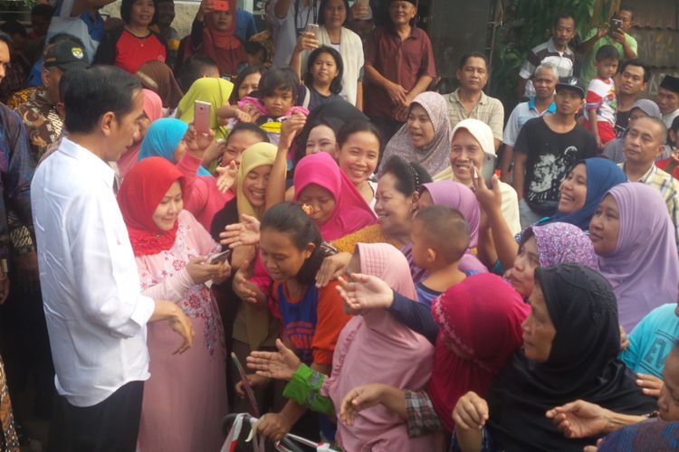 Presiden Joko Widodo saat menghadiri acara pembagian paket bahacn pangan di bilangan Tebet, Jakarta Selatan, Kamis (22/6/2017).