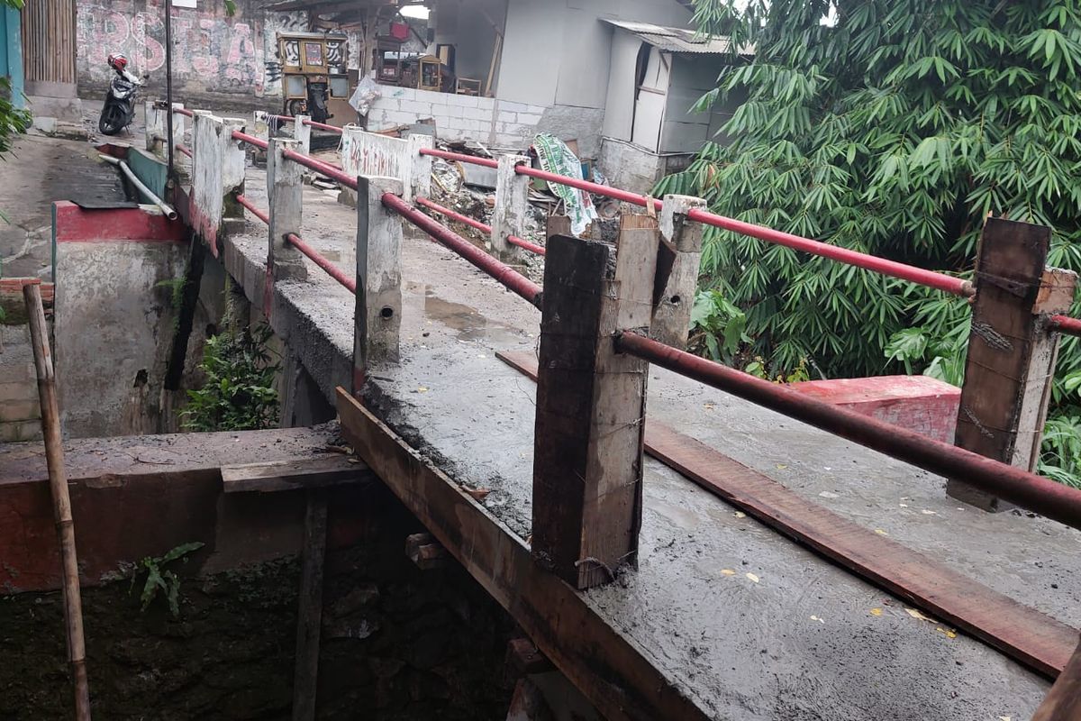 Jembatan di Gang Jambu, Kelurahan Kedaung, Kecamatan Sawangan, Kota Depok, Senin (4/3/2024).