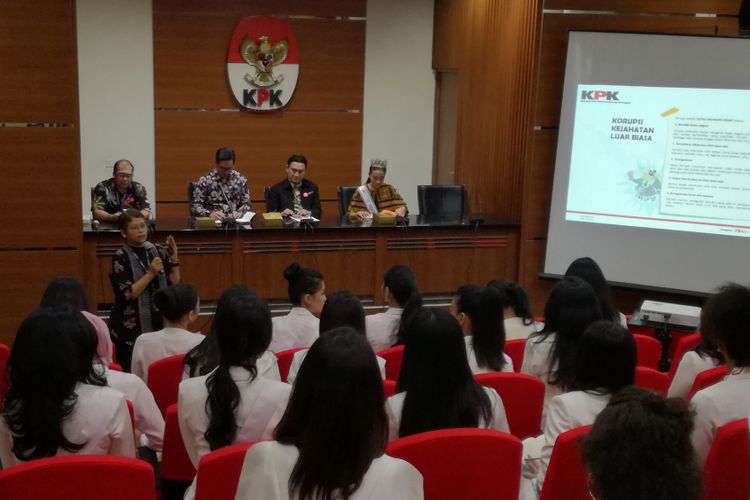 Kepala Bagian Pemberitaan dan Publikasi Komisi Pemberantasan Korupsi (KPK), Yuyuk Andriati Iskak (memegang mic) saat bertemu 39 finalis Puteri Indonesia, Rabu (6/3/2019).