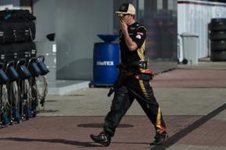 Pebalap Lotus asal Finlandia, Kimi Raikkonen, berjalan di paddock Sirkuti Korea International di Yeongam, Kamis (3/10/2013). Raikkonen akan membalap di GP Korea yang berlansung 4-6 Oktober.