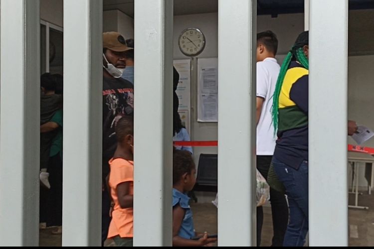 Sejumlah pengunjung tengah melakukan registrasi guna membesuk anggot keluarga mereka yang mendekam di rumah tahanan (Rutan) KPK di Hari Raya Natal, Minggu (25/12/2022). 