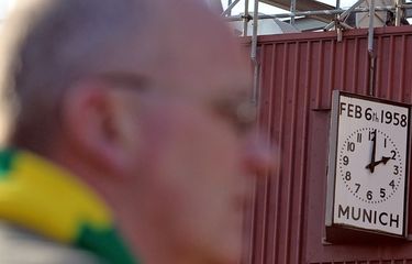 Fans Manchester United memberikan penghormatan untuk para pemain Setan Merah dan semua korban tragedi Munich 1958.