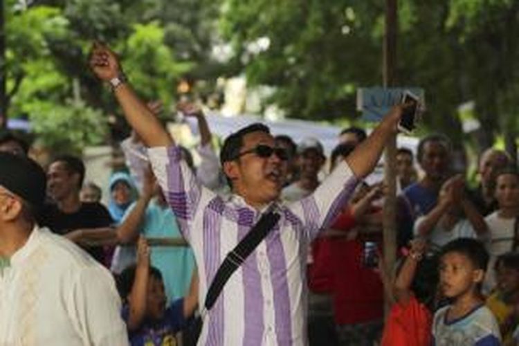 Warga Manggarai, Jakarta Selatan, yang melihat hasil penghitungan suara di TPS 022, bersorak kegirangan setelah capres pilihannya berhasil unggul di TPS tersebut, Rabu (9/7/2014).
