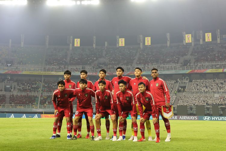 Tim Nasional Indonesia U-17 saat acara pembukaan Piala Dunia U-17 di Stadion Gelora Bung Tomo (GBT), Kota Surabaya, Jawa Timur, Jumat (10/11/2023).