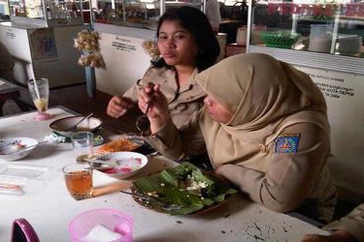 Pegawai pemkot Depok sedang menikmati santapan tanpa nasi di kantin, Selasa (28/2/2012).
