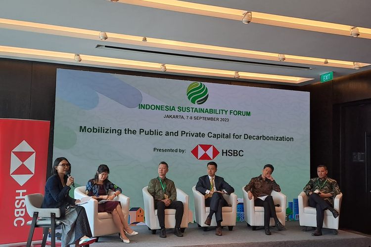 Dari kiri ke kanan: Panelis diskusi Indonesia Sustainability Forum (ISF) bertajuk Mobilizing the Public and Private Capital for Decarbonizing di Park Hyatt, Jakarta, Jumat (8/9/2023), yaitu Co-Chair of Tri Hita Karana Forum Cherie Nursalim, Managing Director of Investments Indonesia Investment Authority  (INA) Andry Setiawan, Head of Climate Change of HSBC Asia Pacific Justin Wu, Country Director of ADB Indonesia Jiro Tominaga, Technology and Sustainability Development Special Advisor of Kemenko Marves Rachmat Kaimuddin.