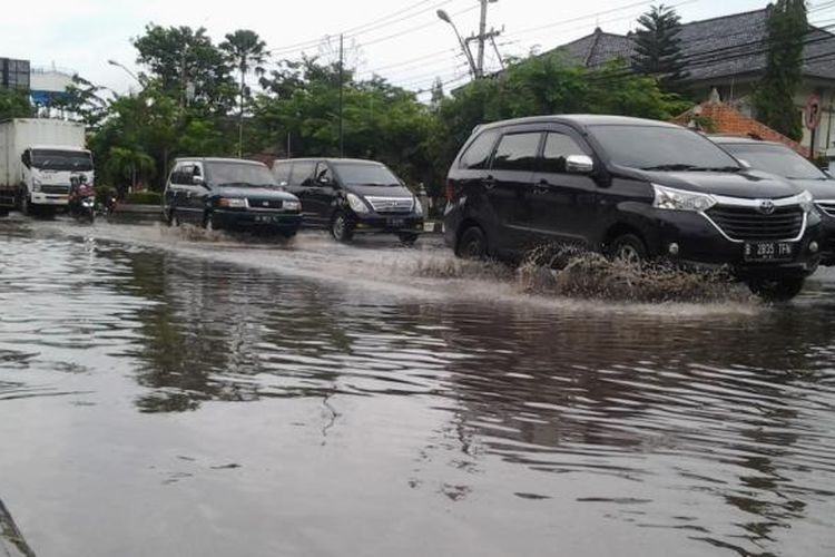 Banjir di Pantura Kendal, depan kantor Kejaksaan Negri Kendal, . Kompas.Com /Slamet Priyatin