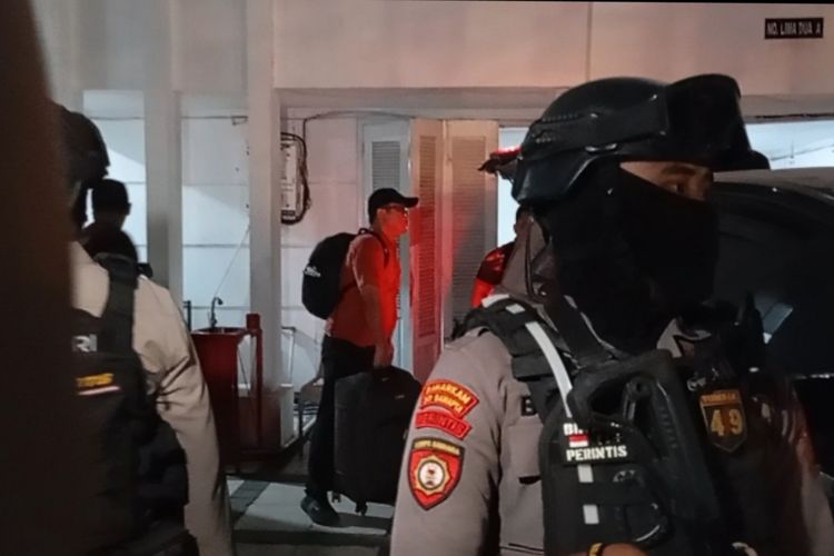 6 Jam Geledah Rumah Adik SYL Di Makassar, Penyidik KPK Bawa Keluar Dua ...