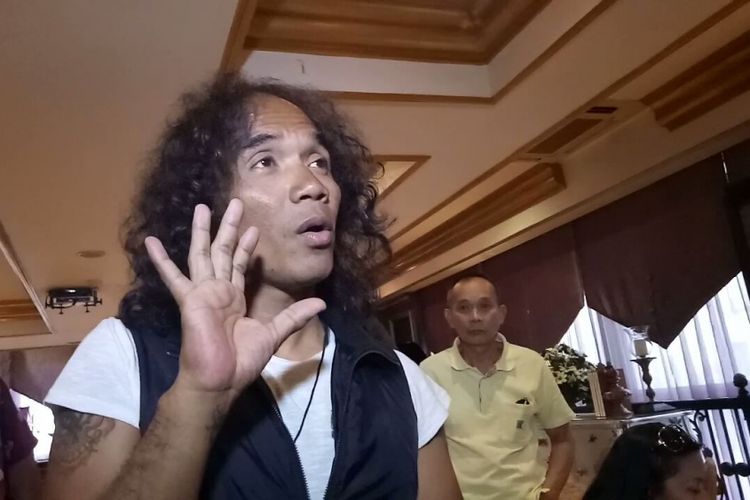 Kaka Slank saat diwawancarai usai saat jumpa pers Slank Konser Piss Poso, di Apartemen Davinci, Sudirman, Jakarta Selatan, Rabu (15/10/2017).