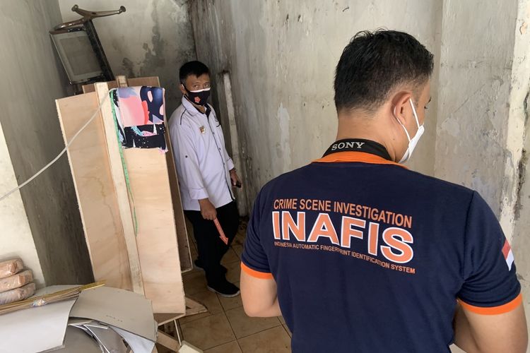 Petugas Tim Inafis Satreskrim Polresta Tasikmalaya memeriksa tempat kejadian pesta miras oleh 5 pemuda yang menyebabkan 2 orang diantaranya meninggal di Sukasirna, Purbaratu, Kabupaten Tasikmalaya, Selasa (23/2/2021).