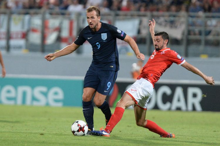 Harry Kane mencoba menghindari hadangan Ryan Fenech pada pertandingan kualifikasi Piala Dunia 2018 antara Inggris dan Malta, Jumat (1/8/2017).