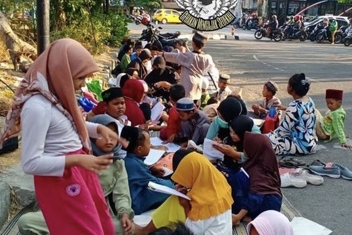 Geng Gemes ketika kegiatan mengajar anak, Surabaya, Senin (27/1/2025).