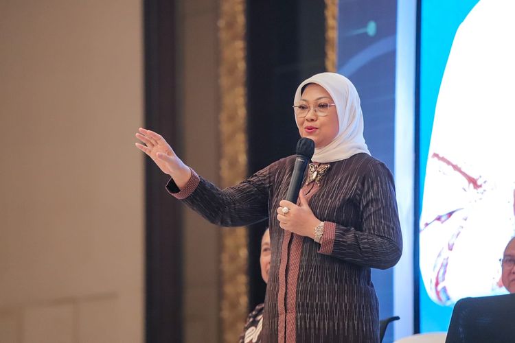 Menteri Ketenagakerjaan (Menaker) Ida Fauziyah dalam kegiatan silaturahmi dengan pegawai Kementerian Ketenagakerjaan (Kemenaker) bertema ?Mempererat Silaturahmi Menyambut Ramadhan (Dalam rangka Peningkatan Integritas dan Produktivitas Pegawai)? di Jakarta, Rabu (6/3/2024).
