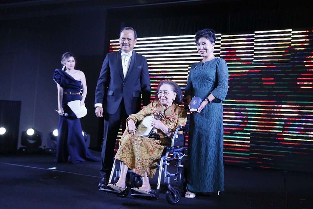 Pengusaha nasional, Kartini Muljadi, saat menerima penghargaan Achievement Award yang diserahkan Duta Besar Indonesia untuk Singapura Ngurah Swajaya di acara Women Empowerment Award 2018, pada Rabu (16/5/2018).