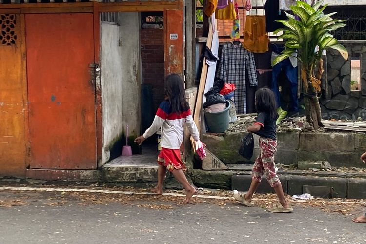 Saat Masa Kecil Terampas: Kisah Anak-anak yang Bekerja di Jalanan Jakarta demi Keluarga