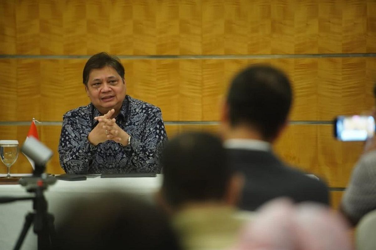 Menteri Koordinator (Menko) Perekonomian Republik Indonesia (RI) Airlangga Hartarto melakukan konferensi pers di Singapura mengenai persetujuan Regional Comprehensive Economic Partnership (RCEP), yang digelar secara virtual di Singapura, Selasa (30/8/2022). 