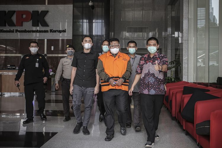 Wali Kota Tanjung Balai M Syahrial (kedua kanan) digiring petugas menuju mobil tahanan usai menjalani pemeriksaan di Gedung Merah Putih KPK, Jakarta, Sabtu (24/4/2021). KPK menetapkan M Syahrial sebagai tersangka dalam kasus dugaan tindak pidana korupsi penerimaan hadiah atau janji oleh penyelenggara negara terkait penanganan perkara Wali Kota Tanjung Balai Tahun 2020-2021. ANTARA FOTO/Dhemas Reviyanto/hp.