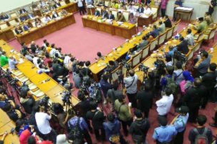 Suasana pelantikan Ketua Komisi III DPR, Selasa (24/9/2013), di Gedung Parlemen, Jakarta.