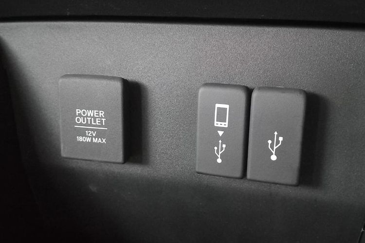Power outlet mobil untuk mengecas gawai