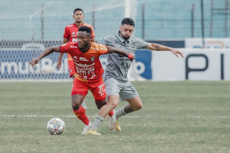 Pemain Bali United Privat Mbarga dijaga ketat pemain Borneo FC Jonathan Bustos saat pertandingan pekan ke-15 Liga 1 2022-2023 yang berakhir dengan skor 1-3 di Stadion Sultan Agung Bantul, Kamis (15/12/2022) sore.