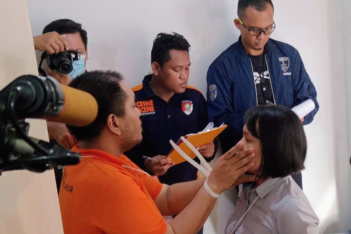 Tersangka Christian Rudolf Tobing mengikuti proses rekonstruksi kasus pembunuhan perempuan yang jasadnya ditemukan di Tol Becakayu, Rabu (7/12/2022) di Apartemen Green Pramuka, Jakarta Pusat. 