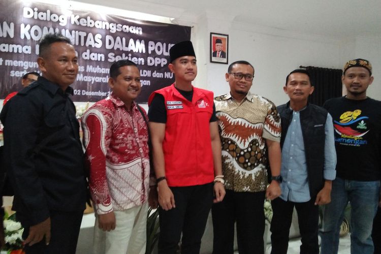 Ketum PSI Kaesang Pangarep (tiga dari kiri) saat foto bersama usai acara dialog kebangsaan yang digelar di salah satu hotel dan rumah makan di Lamongan, Jawa Timur, Sabtu (2/12/2023).