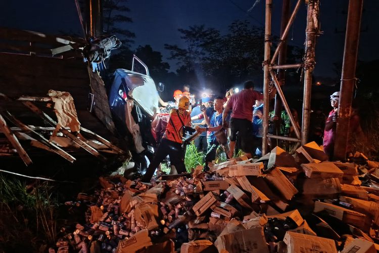 Truk Rem Blong di Salatiga: Sopir Terjepit dan Bear Brand Berserakan