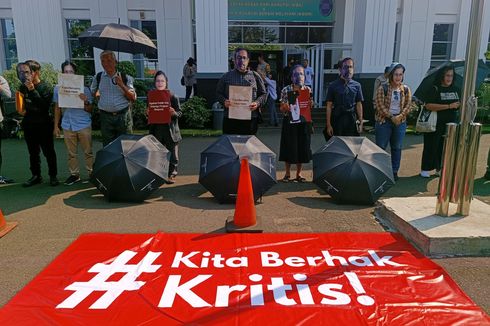 Sindir Luhut, Massa Bela Haris-Fatia Lakukan Aksi Diam di Halaman PN Jakarta Timur