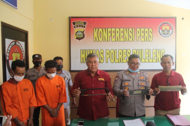 Polisi Menunjukan barang bukti pencurian seperangkat gong di Kabupaten Buleleng, Provinsi Bali, Kamis (6/10/2022).