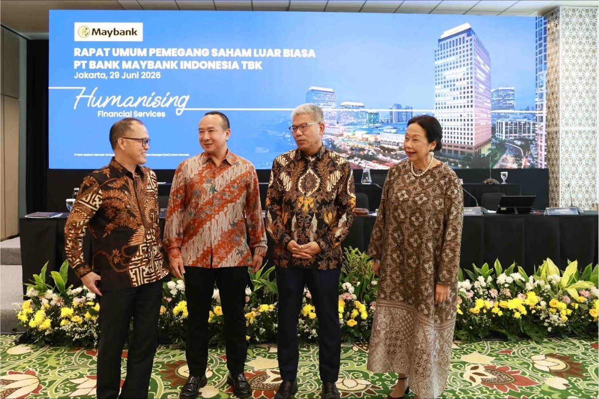 (Kiri-kanan) Direktur Risk Management Maybank Indonesia, Effendi; Presiden Direktur Maybank Indonesia Steffano Ridwan; Presiden Komisaris Maybank Indonesia,Dato? Sri Khairussaleh Ramli, dan Komisaris Independen Maybank Indonesia Marina Tusin, berfoto bersama usai Rapat Umum Pemegang Saham Luar Biasa (RUPSLB) 2026. Dalam RUPSLB tersebut, para pemegang saham menyetujui pengambilalihan saham PT Maybank Asset Management, PT Maybank Sekuritas Indonesia, dan PT Asuransi Etiqa Internasional Indonesia sebagai bagian sehubungan dengan Maybank Indonesia menjadi Perusahaan Induk Konglomerasi Keuangan (PIKK) Operasional. 