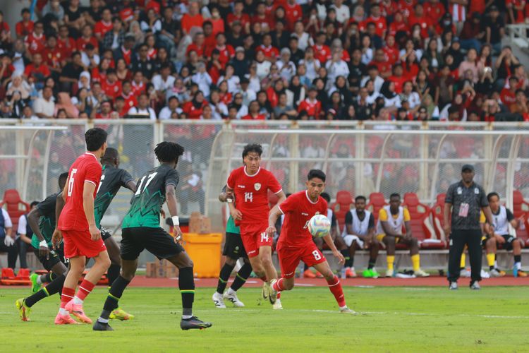 Aksi Marselino Ferdinan dalam laga uji coba antara timnas Indonesia vs Tanzania di Stadion Madya, kompleks Gelora Bung Karno, Senayan, Jakarta, Minggu (2/6/2024).