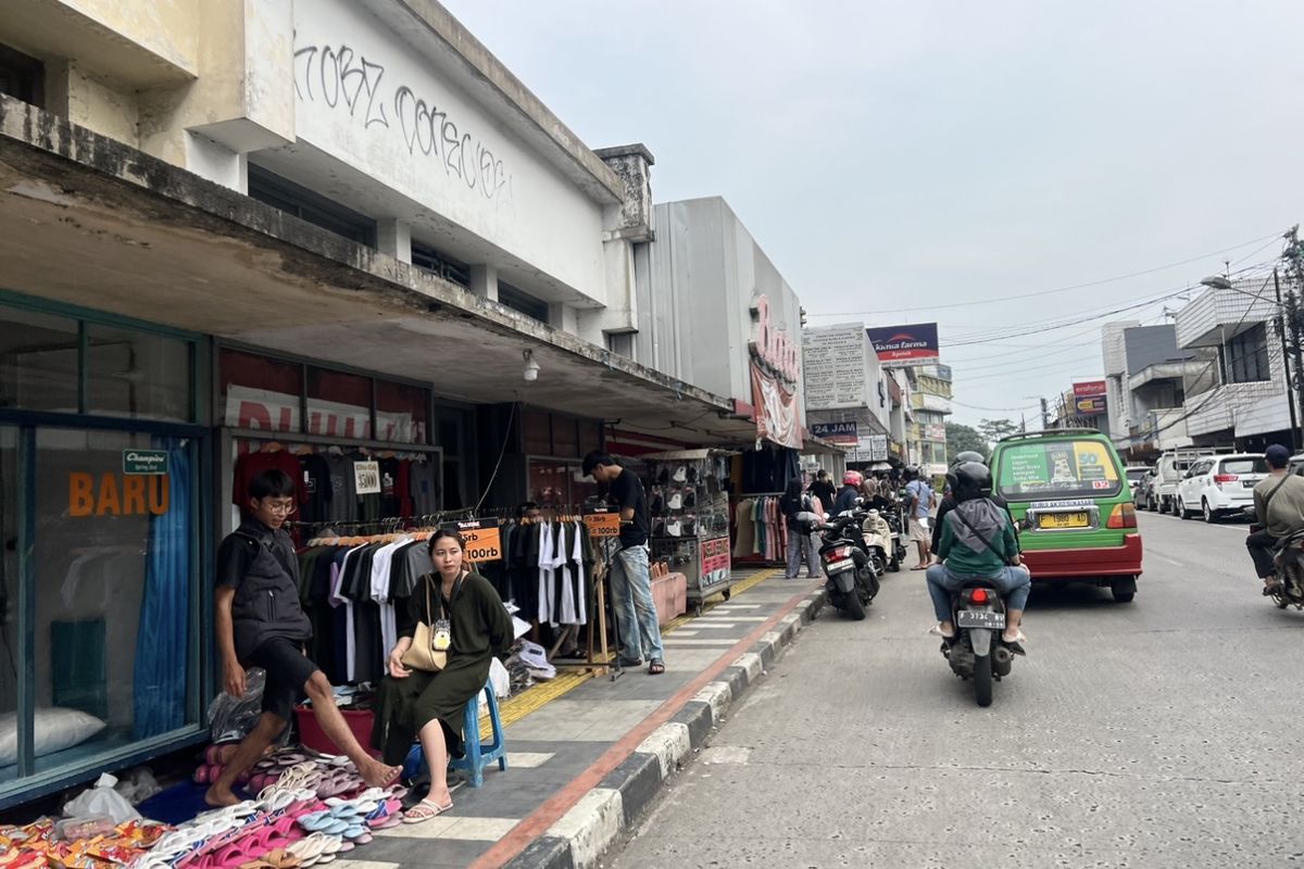 Sejumlah pedagang musiman mulai menggelar lapak jualan mereka di sepanjang trotoar Jalan Merdeka, Kecamatan Bogor Tengah, Kota Bogor, pada Selasa (9/4/2024).