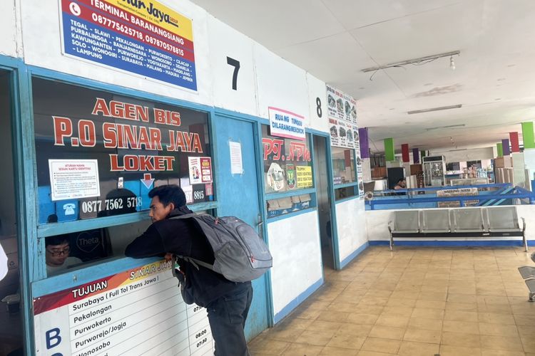 Penjual tiket perusahaan otobus (PO) di Terminal Baranangsiang, Kota Bogor, mengaku masih sepi penumpang menjelang Ramadhan.