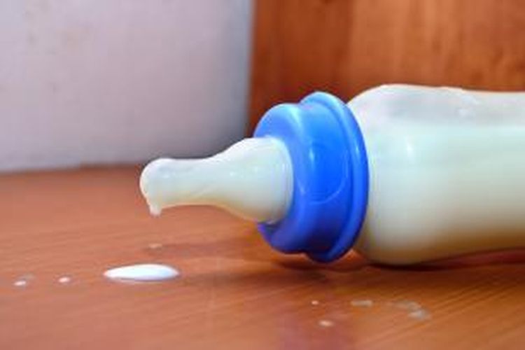 Tumpahan susu yang tidak segera dibersihkan akan mengering dan menimbulkan bau menyengat, seperti aroma telur busuk.