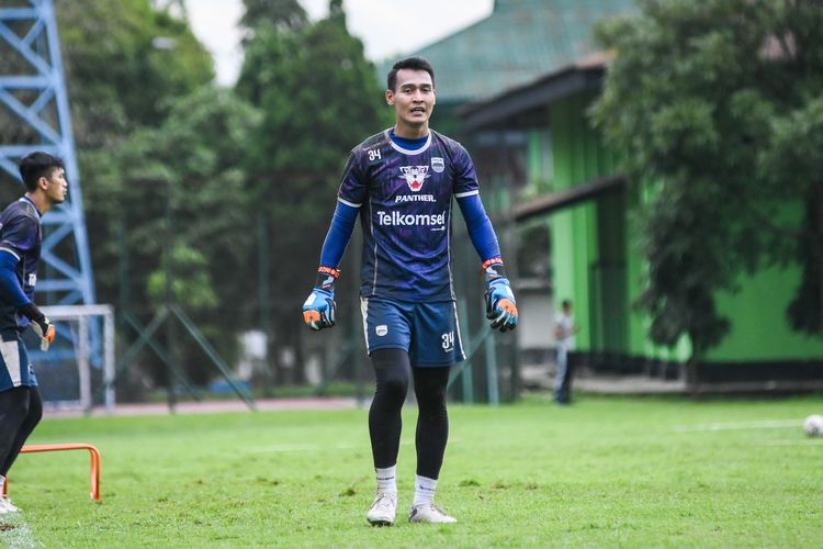 Reky Rahayu penjaga gawang Persib Bandung yang akan disiapkan dalam laga melawan Persija Jakarta. Duel klasik Persija Jakarta vs Persib Bandung akan berlangsung Jumat (31/3/2023) dalam pekan tunda pekan ke-28 Liga 1 2022-2023.