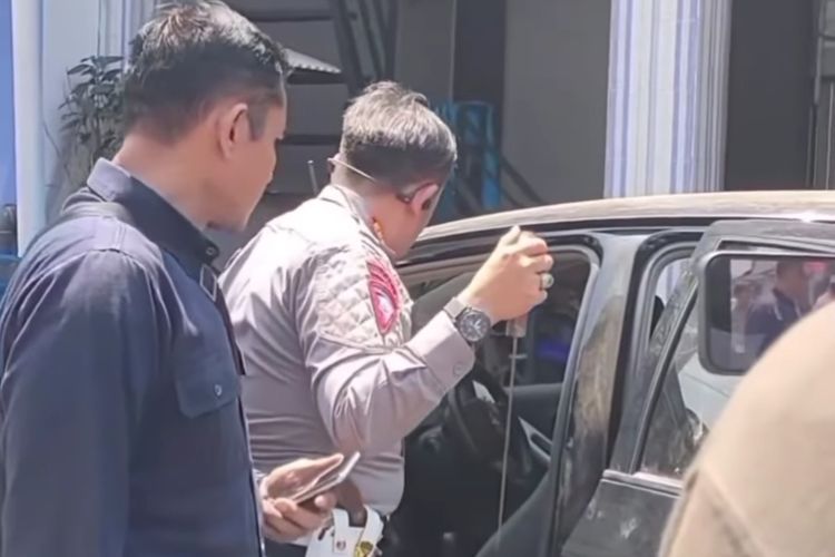 Polisi memeriksa mobil yang dibawa pelaku pembacokan di Komplek Argorejo Gang 3, Kecamatan Semarang Barat, Kota Semarang, Jawa Tengah (Jateng) pada Minggu (31/3/2024).