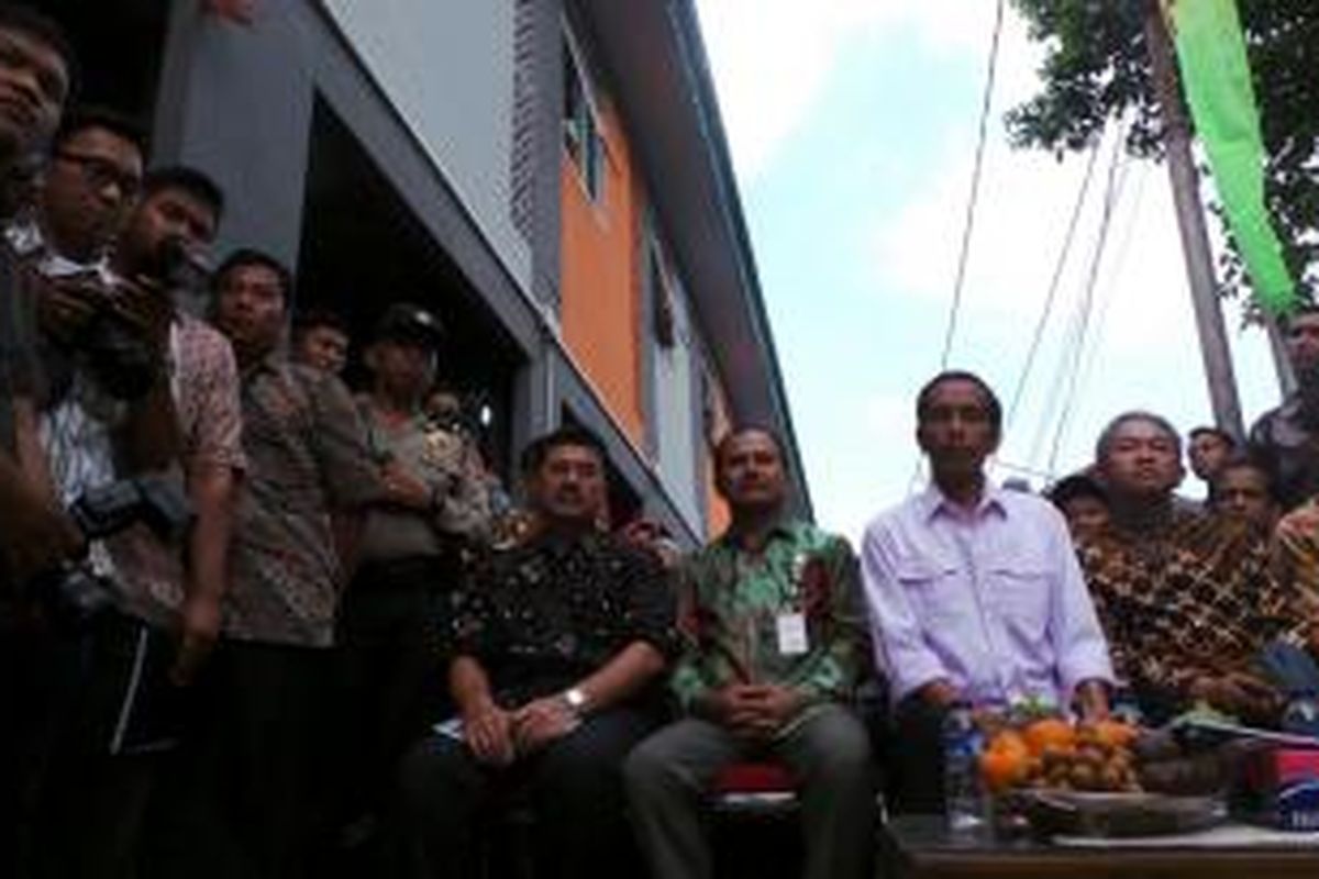 Gubernur DKI Jakarta Joko Widodo saat meresmikan Kampung Deret Petogogan, Jakarta Selatan, Kamis (3/4/2014).