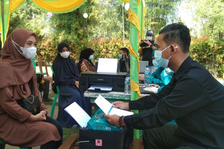 Salfafi Nabila (19) warga Desa Baturaden, Kecamatan Batujaya usai mengikuti vaksinasi di rumah Wakil Ketua Komisi II DPR RI Saan Mustopa, Sabtu (14/8/2021).