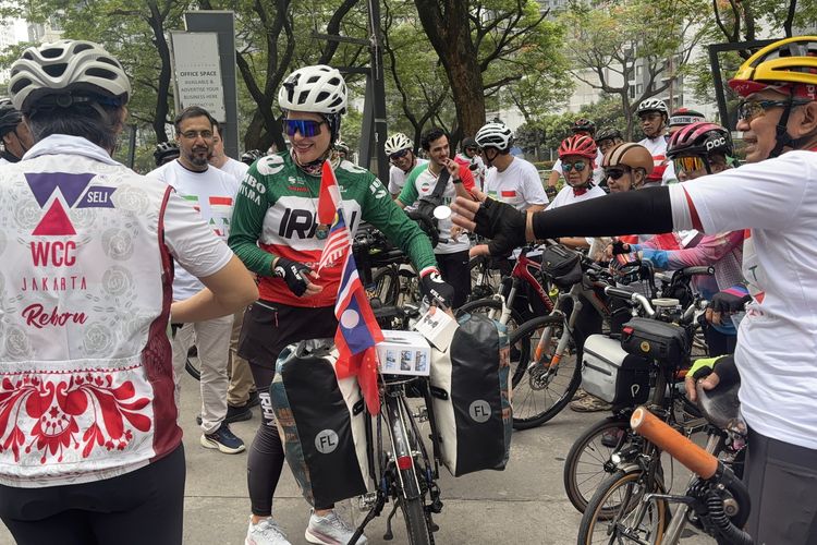 Pesepeda Iran Arezoo Eskandari Gowes dari China Sampai Jakarta, Bawa Pesan Perdamaian
