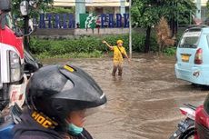 Jalan DI Panjaitan Jaktim Terendam Banjir 50 Cm, Lalu Lintas Macet