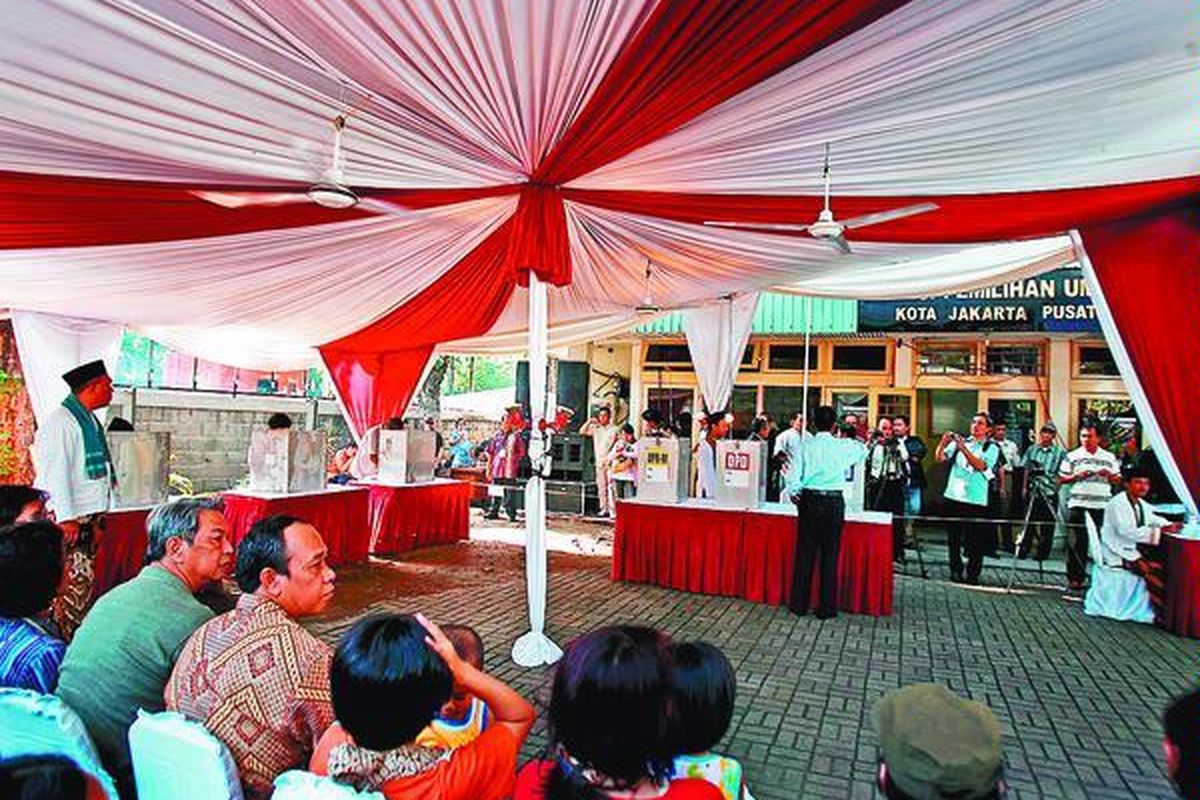 Warga antre mengikuti simulasi pemungutan dan penghitungan suara pemilihan umum di tempat pemungutan suara (TPS) di halaman Kantor Komisi Pemilihan Umum (KPU) Kota Jakarta Pusat, Sabtu (29/11). KPU mengadakan simulasi itu untuk mendapat gambaran tentang proses pemilihan langsung dan waktu yang dibutuhkan untuk melakukan penghitungan dan rekapitulasi hasil pemungutan suara.  