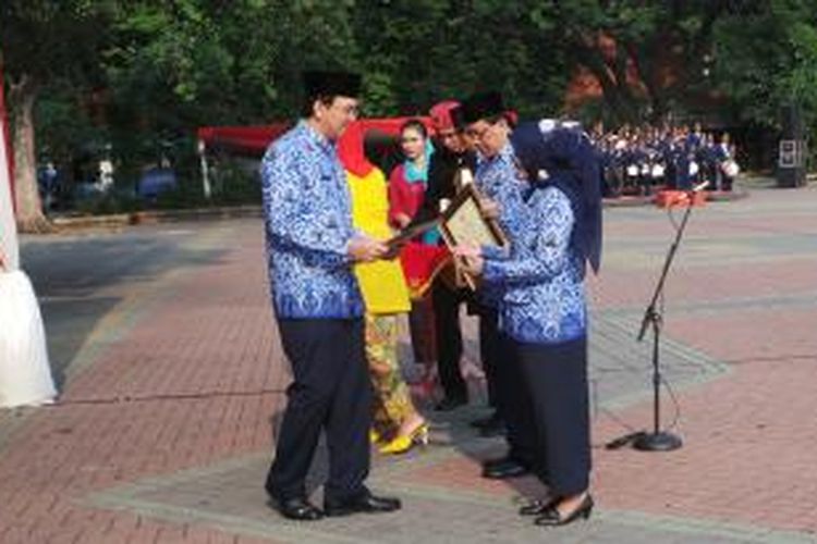 Wakil Gubernur DKI Jakarta Basuki Tjahaja Purnama saat memberikan penghargaan di upacara IKADA, Monas, Jakarta, Kamis (19/9/2013).