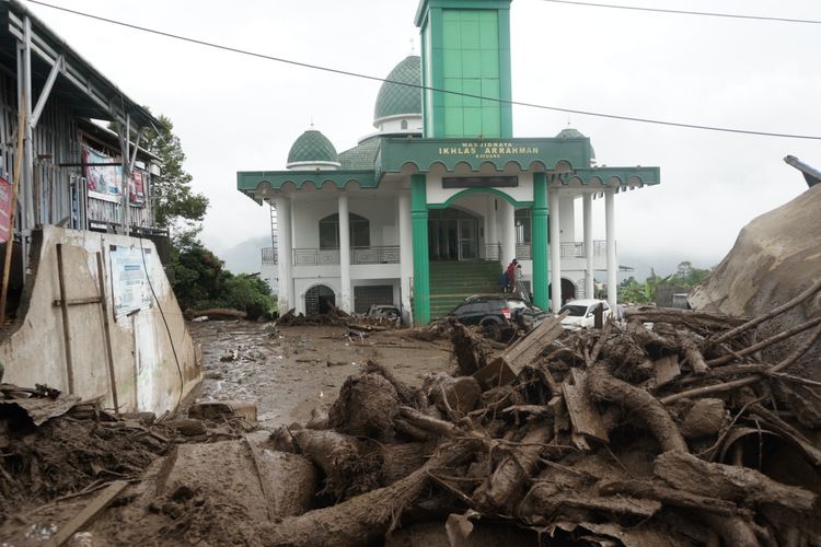 Malam Mencekam di Masjid Kayu Aro, Imam dan 20 Jemaah Tetap Salat Saat Banjir Bandang Terjang Solok