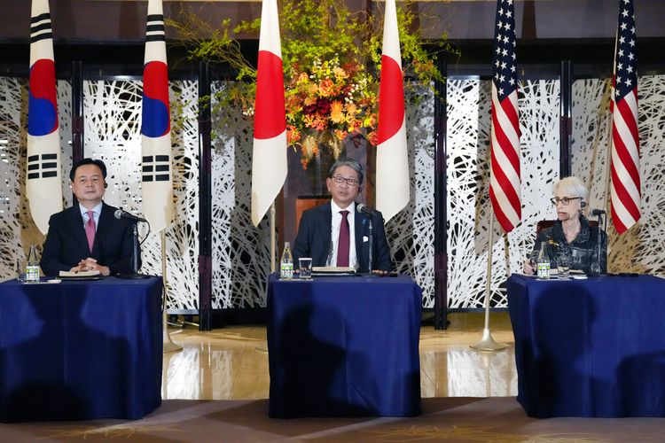 Wakil Menteri Luar Negeri Pertama Korea Selatan Cho Hyundong, dari kiri, Wakil Menteri Luar Negeri Jepang Takeo Mori dan Wakil Menteri Luar Negeri AS Wendy Sherman berpartisipasi dalam konferensi pers bersama setelah pertemuan trilateral mereka Rabu, 26 Oktober 2022, di wisma Iikura di Tokyo . 