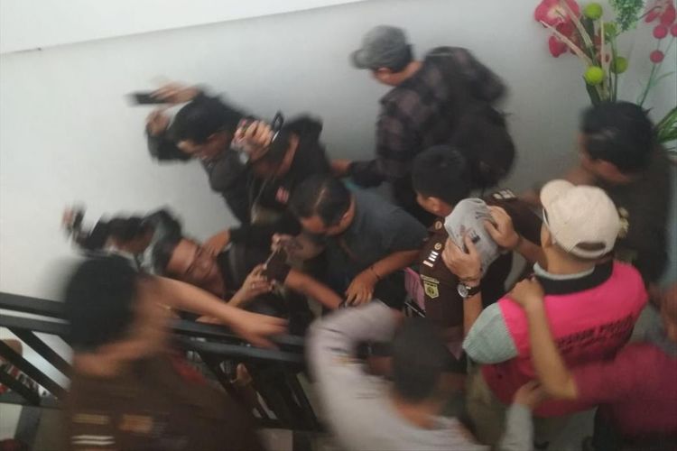 Tersangka kasus dugaan korupsi Jasmas DPRD Surabaya (rompi merah muda) keluar dari ruang pemeriksaan Kejaksaan Negeri Tanjung Perak Surabaya, Selasa (16/7/2019)