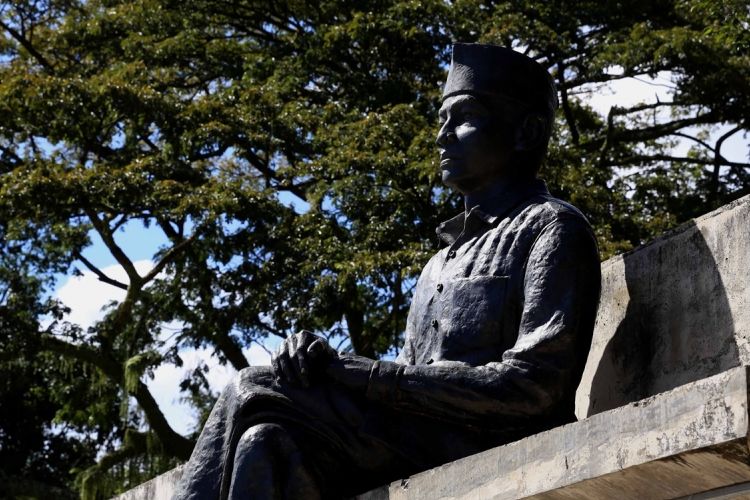 Patung Bung Karno di samping pohon sukun di kompleks Pelabuhan Bung Karno, Ende, Pulau Flores, Nusa Tenggara Timur, Kamis (11/7/2016). Kota ini menyimpan sejarah panjang perihal sepak terjang Ir Soekarno atau Bung Karno selama empat tahun (14 Januari 1934 hingga 18 Oktober 1938) menjalani pengasingan.