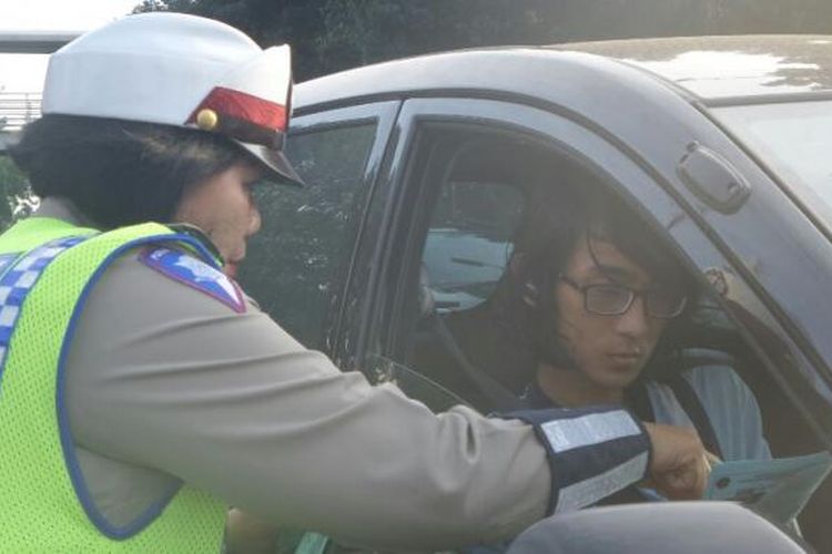 Saat Polisi Hentikan Kendaraan di Jalur Ganjil Genap di Tahap Uji Coba